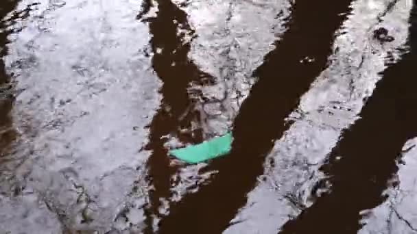 Weißes Papierboot schwimmt auf dem Wasser. — Stockvideo