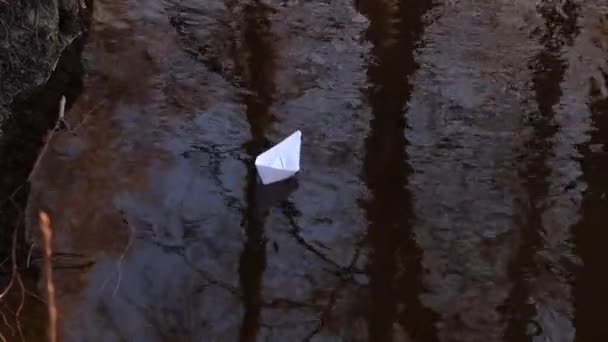 Barca di carta bianca galleggia sull'acqua . — Video Stock