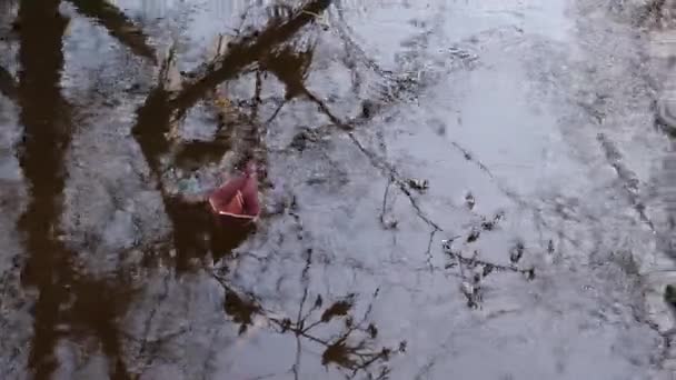 Brązowy papier łódź płynie na wodzie. — Wideo stockowe