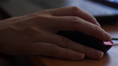 Bir el üstünde bir bilgisayar kontrol ediyor bir fare Close-Up.