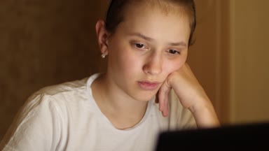 Kız geceleri onu laptop e-postayı denetleme.