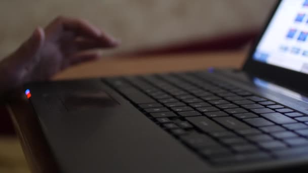Imprime uma mensagem em um laptop à noite . — Vídeo de Stock