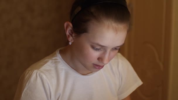 Girl is typing on keyboard in laptop. — Stock Video