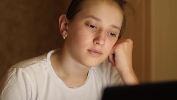 Уставшая девушка готовится к экзаменам, сидя за ноутбуком ночью . — стоковое видео