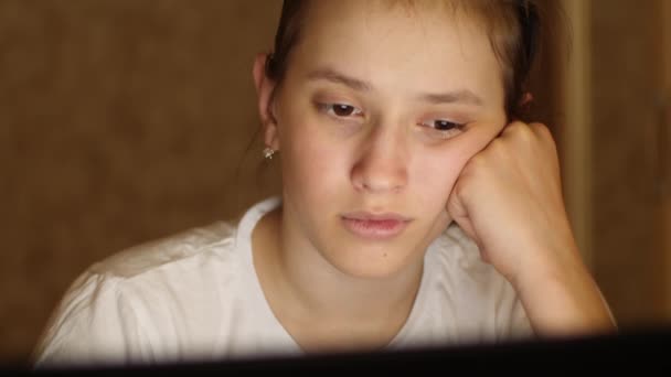 Κορίτσι διδάσκει μαθήματα που κάθεται στο φορητό υπολογιστή τη νύχτα. — Αρχείο Βίντεο
