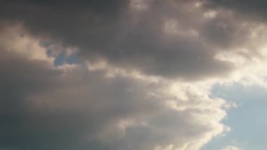 büyük kara bulutlar hızlı gökyüzünde uçmak