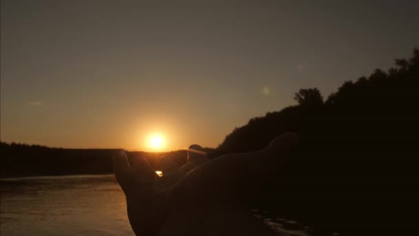 La mano prende il bel sole — Video Stock