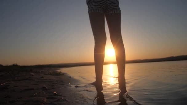 Adolescente sur fond de coucher de soleil . — Video