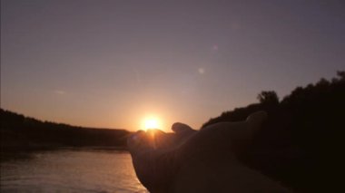 Güneş ayarlama parlama elinde dostum. yakın çekim.