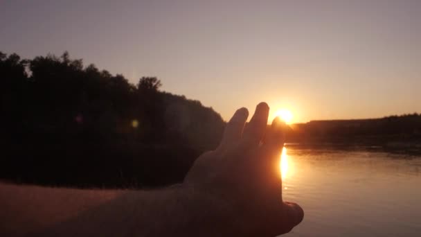 Muž rozšiřuje svou ruku na slunce — Stock video