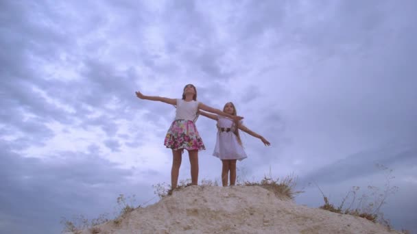 Los adolescentes juegan superhéroes voladores . — Vídeo de stock