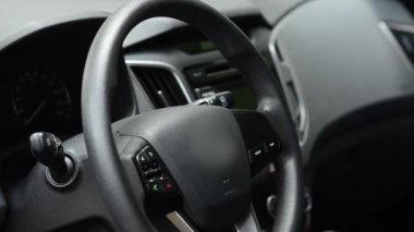 Arabada siyah deri direksiyon simidi.