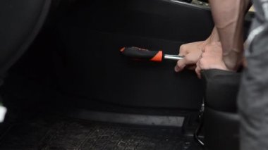 Adam onun koltuk deri salon arabada vidalar.