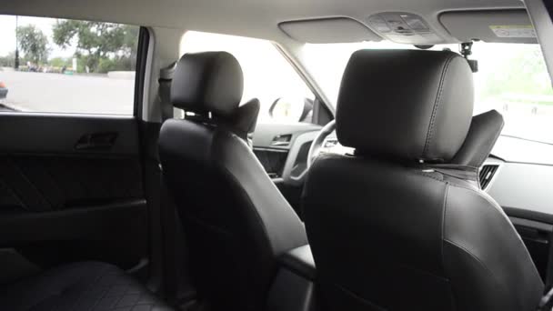 Armchairs in car and headrests made of leather. — Stock Video