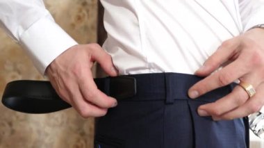 Adam el moda deri kemer Erkekler pantolon üzerinde parlak toka ile sıkın. Portre.