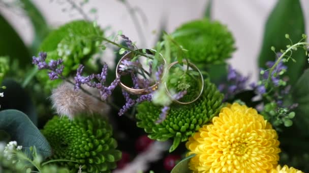 Arany gyűrű, és élő gyönyörű virágok. — Stock videók