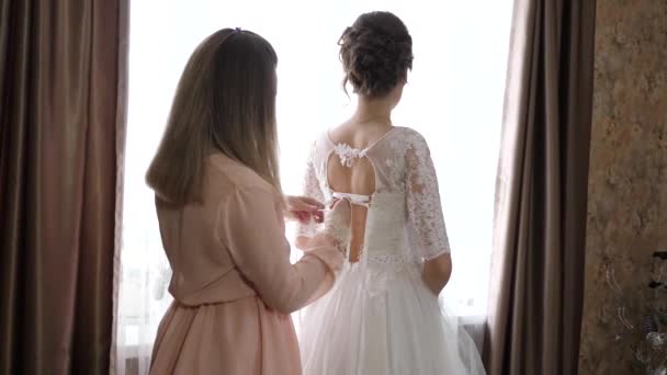 Vestidos de niña hermoso vestido blanco para la boda — Vídeos de Stock