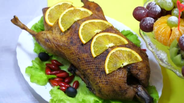 Leckere Ente gebraten mit knuspriger Kruste, serviert mit Zitronen, Salat, Oliven — Stockvideo