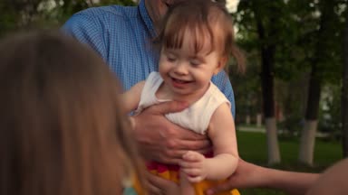Bebek seven baban boyuyla güler. Bebek ve baba gülmek, birlikte parkta yürüyüş için oynama.