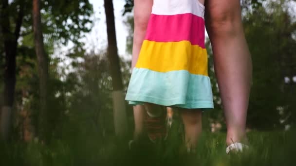 Mom will help baby to take first steps on grass in the green park. — Stock Video