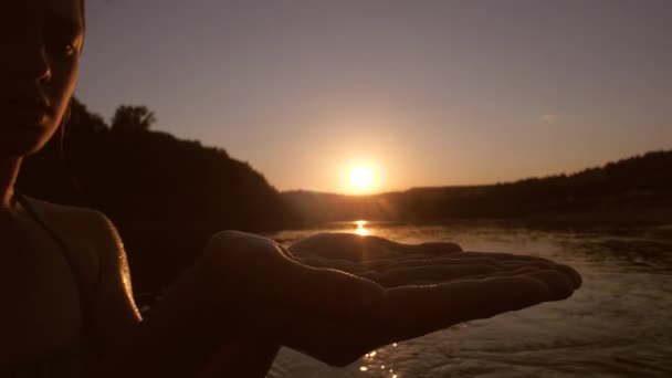 Flickan håller röda solen vid solnedgången. — Stockvideo