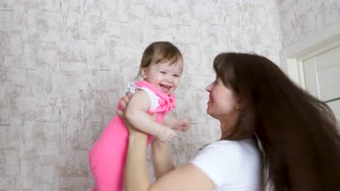 anne çocuk onun kollarında mutlu bebek güler katlanmış