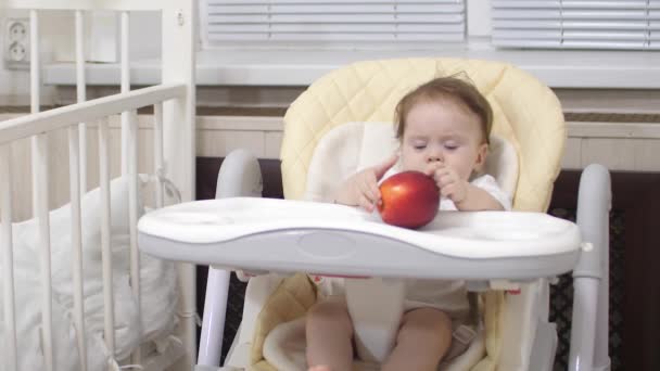 Baby och en vacker, rött äpple. — Stockvideo