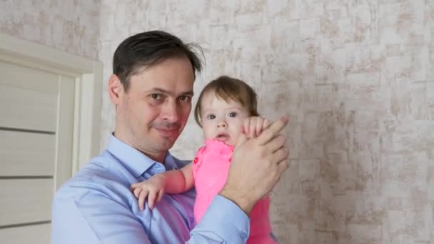 Papá y el bebé están jugando con el niño . — Vídeos de Stock