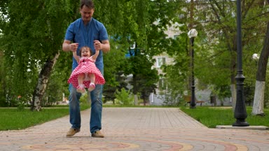 Şehir içinde yol boyunca yürür mutlu kızı ve babası.