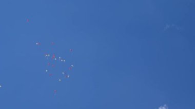 Havada uçan güzel helyum balonları. Havada uçuşan bir sürü renkli balon. tatil kavramı