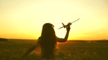 Mutlu kız gün batımında oyuncak bir uçakla sahada koşuyor. Çocuklar oyuncak uçak oynuyorlar. Gençler uçmayı ve pilot olmayı hayal eder. Kız pilot ve astronot olmak istiyor. Yavaş çekim