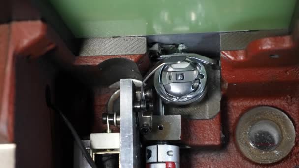 Voici un gros plan d'une bobine de machine à coudre. navette pour machine à coudre 