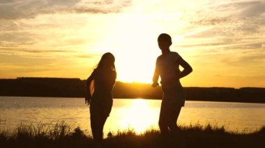 gençler kız tatil disko. göl kenarında parti, çocuklar dans. Sahilde dans eden mutlu kızlar. müzik dinlerken eğlenceli güzel kızlar. kız kardeşler dans ediyor.