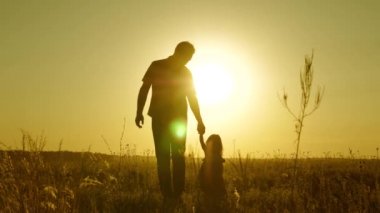 Küçük kız ve baba el ele tutuşarak sahada dolaşıyorlar. Çocuk babasının elini tutuyor. Aile akşam şehir dışına çıkar. Baba ve bebek parkta dinleniyorlar. Çocuk babasıyla oynuyor.