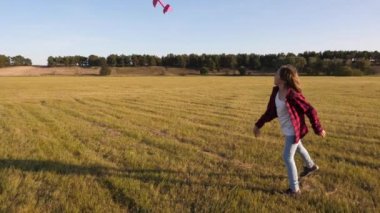 Çocuk gökyüzüne bir uçak indirir ve gülümser. Bir genç, uçup pilot ya da astronot olmayı hayal eder. Mutlu kız sahada bir uçak oyuncağıyla koşuyor. Mutlu çocukluk kavramı.