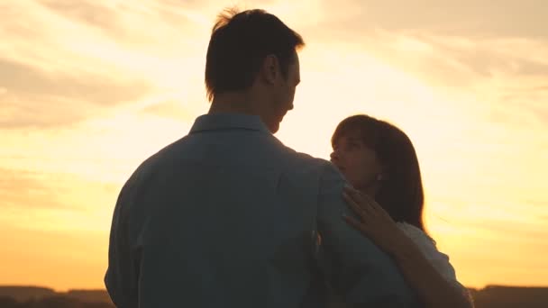 Hombre y mujer cariñosos bailan en brillantes rayos de sol en el fondo del lago. pareja bailando al atardecer en la playa. Feliz chico y chica vals en la noche en el parque de verano . — Vídeos de Stock