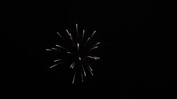 Silvesterfeuerwerk. leuchtendes Feuerwerk mit Bokeh-Lichtern am Nachthimmel. Glühendes Feuerwerk. Buntes Feuerwerk am Nachthimmel. schöne farbige nächtliche Explosionen am schwarzen Himmel — Stockfoto