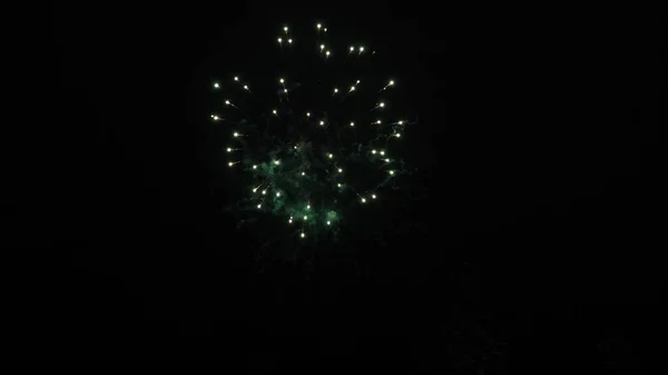 Silvesterfeuerwerk. leuchtendes Feuerwerk mit Bokeh-Lichtern am Nachthimmel. Glühendes Feuerwerk. Buntes Feuerwerk am Nachthimmel. schöne farbige nächtliche Explosionen am schwarzen Himmel — Stockfoto