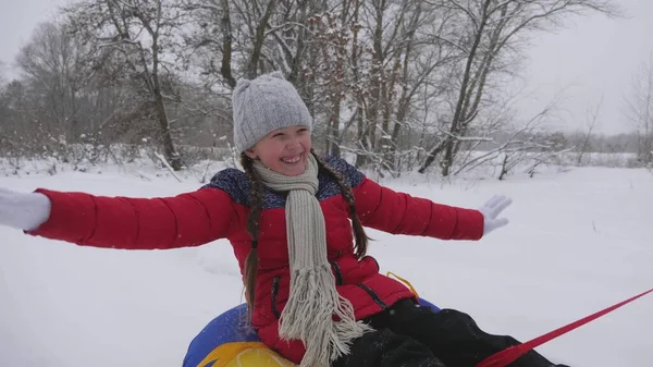 Οικογενειακές χειμερινές διακοπές. παιδί και μητέρα έλκηθρο στο χιόνι. Η κόρη και η μαμά παίζουν στο χειμερινό πάρκο τις γιορτές των Χριστουγέννων. χαρούμενη έννοια παιδική ηλικία — Φωτογραφία Αρχείου