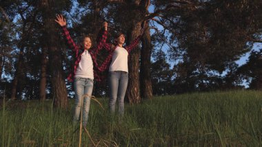 Çocuklar seyahat eder, parkta yürür ve zaferle neşe içinde ellerini kaldırır. Yürüyüşçü kız. Genç gezginler sırt çantalarıyla seyahat ederler. Tatil gezilerine çıkan turist ailesi. Yavaş çekim