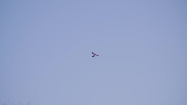 Vuelo de un avión en el cielo, vuelo en el cielo azul . — Vídeos de Stock