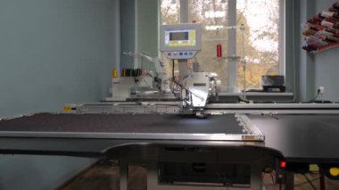 CNC 'li robotlar üretim hattında çalışıyor. Robot dikiş makinesi. Bilgisayar dikiş makinesini kontrol eder. otomatik dikiş makinesi. Otomatik makine nakış.