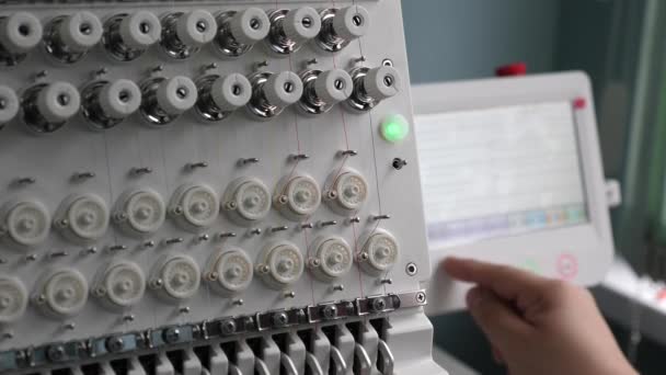 Operatören sätter upp cnc-maskinen. En arbetare programmerar en symaskin med en Cnc med en surfplatta. — Stockvideo