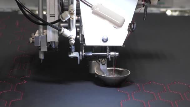 Automatická strojová výšivka. Robotika s cnc pracuje na šití výrobní linky. Robotický šicí stroj. počítač ovládá šicí stroj. automatický šicí stroj. close-up — Stock video