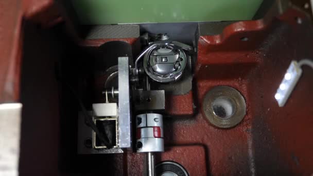 navette pour machine à coudre. un gros plan d'une bobine de machine à coudre .