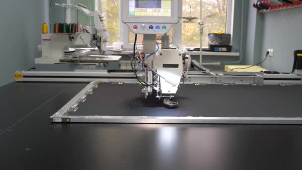 Robotertechnik mit CNC arbeitet in der Nähfertigungslinie. Roboternähmaschine. Computer steuert Nähmaschine. Nähautomaten. automatisierte Maschinenstickerei. — Stockvideo