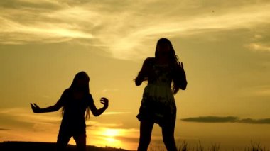 Sahilde dans eden mutlu kızlar. göl kenarında parti, çocuklar dans. müzik dinlerken eğlenceli güzel kızlar. Kız kardeşler dans ediyor. gençler kız tatil disko.