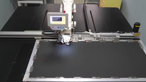 ミシン制御コンピュータ自動ミシン。自動機械刺繍。CNCロボットは縫製生産ラインで動作します。ミシンロボット. — ストック動画