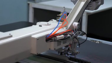 Dikiş makinesi kontrol bilgisayarı. otomatik dikiş makinesi. Otomatik makine nakış işi. Cnc robotik dikiş üretim hattında çalışıyor. Dikiş makinesi robotu.