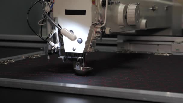 Automatisierte Maschinenstickerei. Robotertechnik mit CNC arbeitet in der Nähfertigungslinie. Roboternähmaschine. Computer steuert Nähmaschine. Nähautomaten. Zeitlupe — Stockvideo